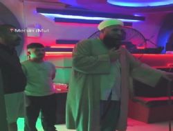 Mut'ta Gazinoya giden tebli�ci sahnede mikrofonu eline al�p nasihat verdi